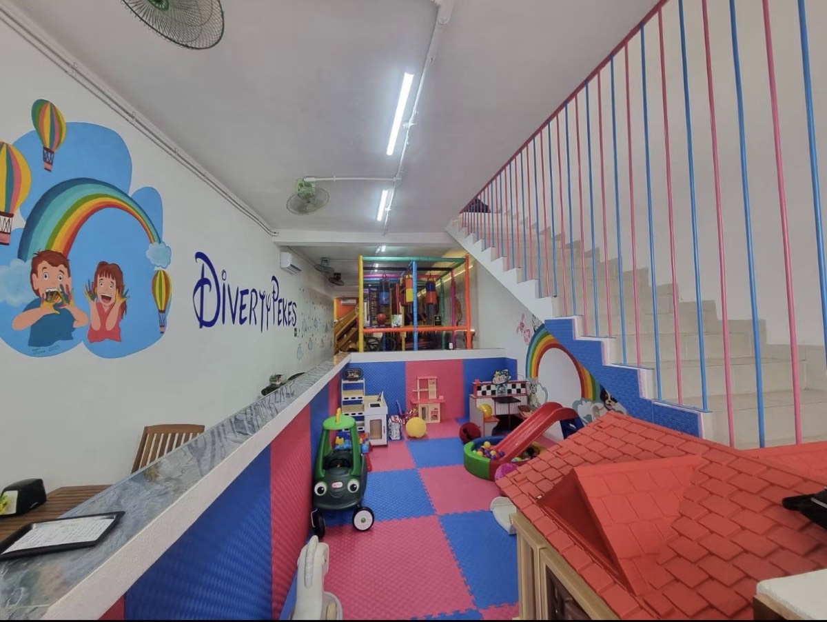 Área de los más peques con cocinita, casita y carritos